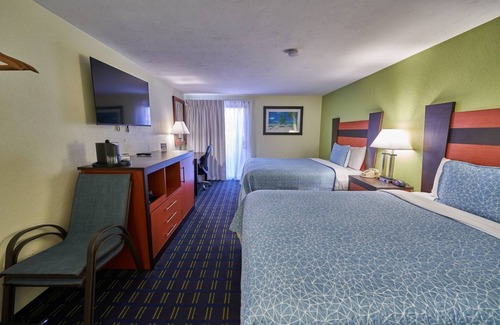 West Yarmouth Hotel | Family Retreat w/Heated Pools, Mini Golf & Free Continental Breakfast, 3 Rooms