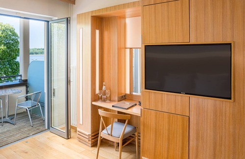 Rheinsberg Apartment | Family room with shower and toilet