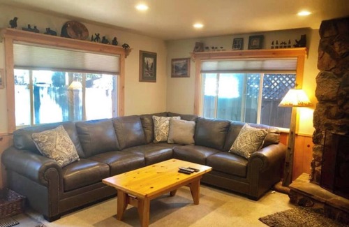 Al Tahoe Cabin | Fantastic 3-bedroom cabin with WiFi in South Lake Tahoe
