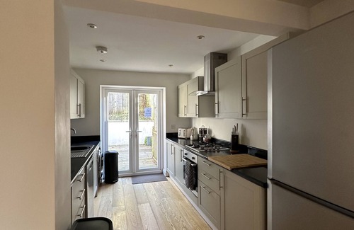 Windmill Hill House | Fantastic large town house situated 9 minute drive away from Bristol City Centre