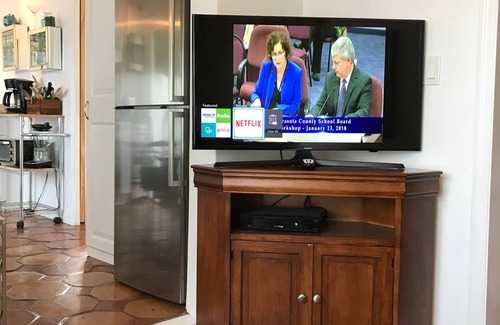 South Sarasota Apartment | Fantastic price for the right seasonal person and even a fur baby friend!