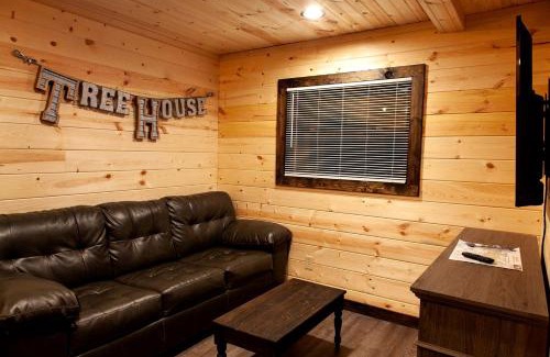 Equality House | Fantastic Treehouse with Fire Pit and Hot-tub in Herod, Illinois