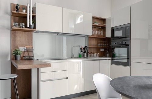 La Fontana Apartment | Farini 74 Design Apartment – Metro M3, WiFi, AC