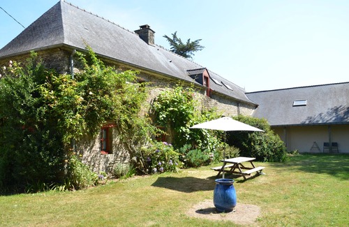 Caro House | Farmhouse in the outbuildings of a castle, in a 6-acre landscaped park with pool