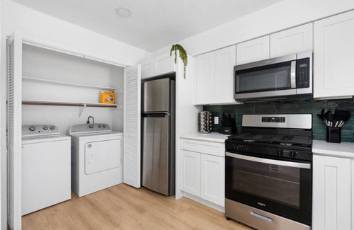 South Lamar Apartment | Fast Wifi/Desks - SoCo/DT/Zilker - Pets Ok