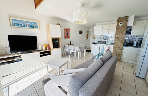 Port-Louis Apartment | Feet in the water, breathtaking 180° sea view!