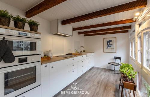 Enclos Apartment | Fenêtres sur cour 3 Duplex in the Heart of the City Center 4 Guests