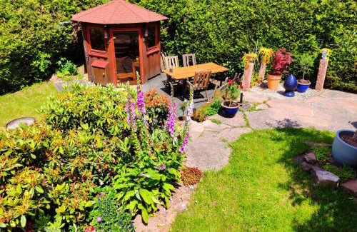 Waldbrunn House | Ferienhaus Marré - mit Grill, Feuerstelle und Gartensauna