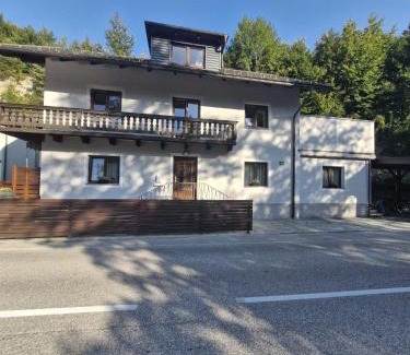 Muhldorf Apartment | Ferienwohnung am Nissberg Grünau im Almtal