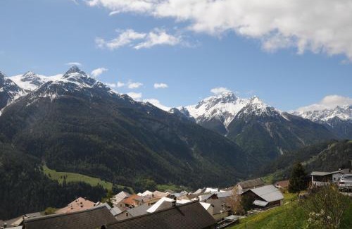 Tschlin Apartment | Ferienwohnung Caviezel