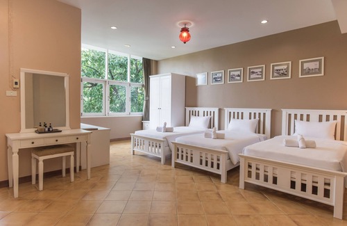 Wat Ratchabophit House | Feung Nakorn Balcony Rooms and Cafe
