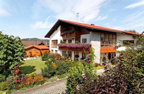 Tittling Apartment | FeWo mit Terrasse | Stilvoll eingerichtete, 90qm große Nichtraucher-Fewo im EG