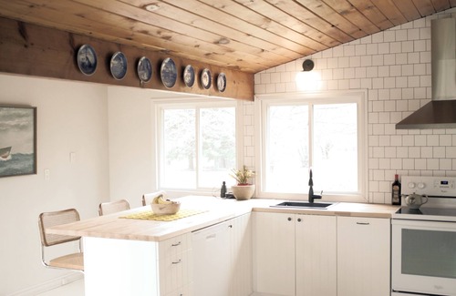 Wellington Cottage | Fiddler's Green PEC in the Heart of The County (AC/Hot Tub)
