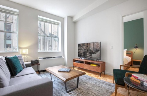 Financial District Apartment | FiDi 1BR w Residents Bar Golf Simulator Gym NYC-270