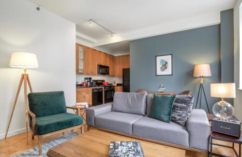 Financial District Apartment | FiDi 1BR w Residents Bar Golf Simulator Gym NYC-270