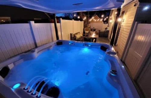 Heber House | Film-featured sleeps 18 hot tub fire pit decks