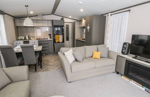 Cayton Bay Cottage | Finch 59