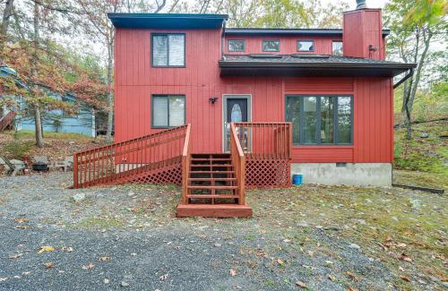Bushkill House | Fire Pit and Gas Grill Charming Poconos Abode!