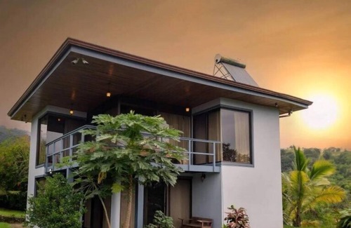 El Millon House | Firefly Retreat. A Hilltop Retreat with Swimming Pool & Great Rainforest Views!