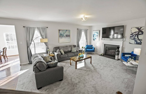 Palm House | Firepit - Foosball - King Suite - 500Mbps - Office