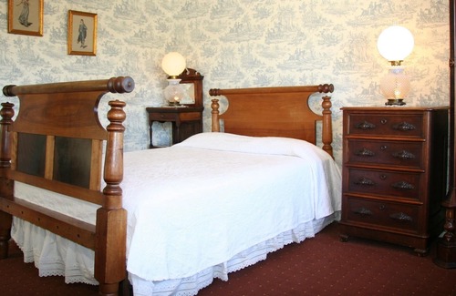 Pacific Grove Cabin | Fireplace/1800rope QUEENBED/desk/highboy dresser/clawfoot tub/shower