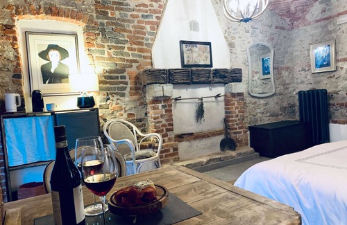 Gassino Torinese Bed & Breakfast | Fireplace Suite - country chic with heated hot tub in the garden