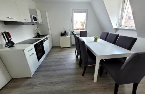 Villingen-Schwenningen Apartment | Fischer Apartment 2 - geräumige Monteurs- & Ferienwohnung mit 4 Schlafzimmern - neu renoviert mit privater Terrasse, Smart-TV & voll ausgestatteter Küche - ideal für Arbeit, Gruppen & Familien