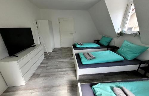 Villingen-Schwenningen Apartment | Fischer Apartment 2 - geräumige Monteurs- & Ferienwohnung mit 4 Schlafzimmern - neu renoviert mit privater Terrasse, Smart-TV & voll ausgestatteter Küche - ideal für Arbeit, Gruppen & Familien