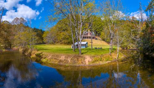 Grassy Creek House | Fish, Soak, Play- River Song Retreat
