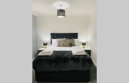 Grimsby House | "Fishermans House" By Greenstay Serviced Accommodation - Large 4 Bed House With Parking - The Perfect Choice For Contractors, Families & Mixed Groups