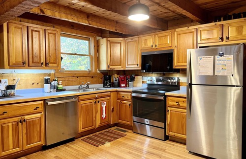 Sevierville Cabin | Fishing Fun! Corn Hole-Wifi-Hot Tub-Picnic Table-Relax and Play!