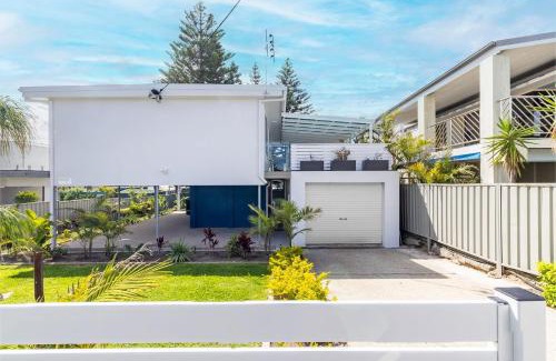 Anna Bay House | Five Pines Beach House at Birubi 20 Robinson St pet friendly aircon and WiFi