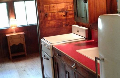 Hot Springs Cabin | FIVE POINTS~LAKE HAMILTON: Cabin#1 ~ 1BR w/2 Full Beds, Futon in LR, Full Kitchen, Breakfast "Fixins" Provided