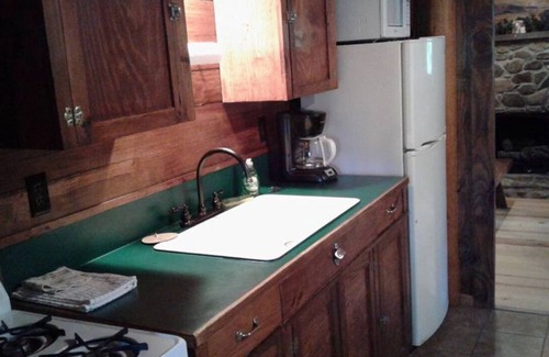 Hot Springs Cabin | FIVE POINTS~LAKE HAMILTON: Cabin#A ~ 1BR w/2 Queen Beds, Futon in LR, Full Kitchen, Breakfast "Fixins" Provided
