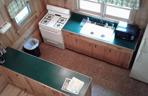 Hot Springs Cabin | FIVE POINTS~LAKE HAMILTON: Cabin#E ~ 2 Story, 3BR w/Queen Beds, Futons in LR & Loft, Full Kitchen, Breakfast "Fixins" Provided, 2 Baths (Upstairs has Jetted Tub), Large Covered Porch, Right by the Water
