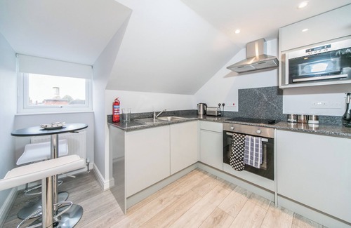 Reading Apartment | Flat 14 Helena House, 1-Bed, Sleeps 3, Parking