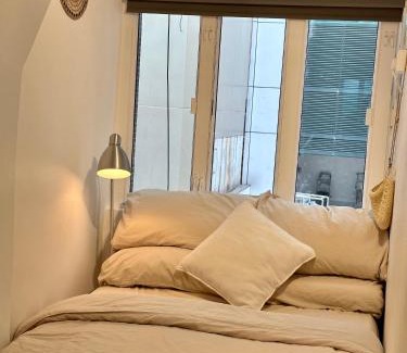 Sheung Wan Apartment | Flat B, private bathroom, private kitchen pantry