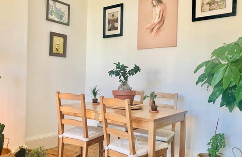 Newington Apartment | Flat wit free on road parking and luxury amenities in authentic Neighbourhood