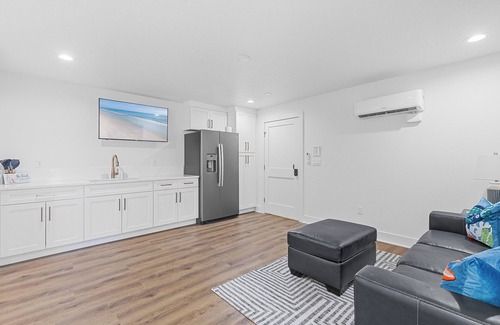 New Smyrna Beach House | 🌊 Flip Flop North Studio | Dog Friendly, 400 Ft to Beach + King Bed