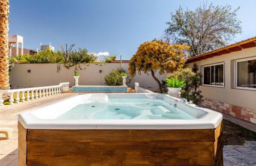 Godoy Cruz House | Fliphaus Wine Country - 9 Bd 22pax Pool Jacuzzi