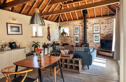 Mappleton Cottage | FLITTERMOUSE BARN, romantic, with hot tub in Hornsea
