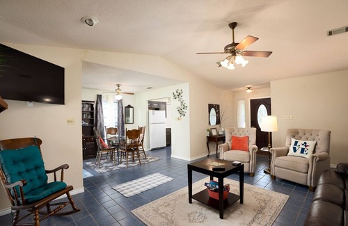 Martindale House | Floaters Oasis near the River