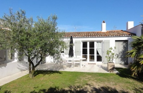 La Flotte House | Flotte Ile de RéHouse, Rhaeto-style, in the center of the village and close to the sea.