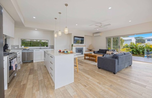 Mid North Coast Waterfront House | Flynns Executive Coastal Home - pool, beach, aircon