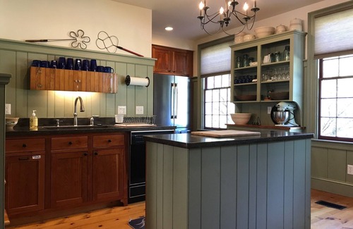 Town of Catharine House | Fontainebleau lakeside B&B with 8 guest rooms, amazing views and gardens.