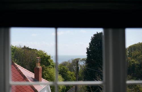Saundersfoot Apartment | Footprints-comfortable and modern one bedroom Apartment - walking distance to the pretty harbour