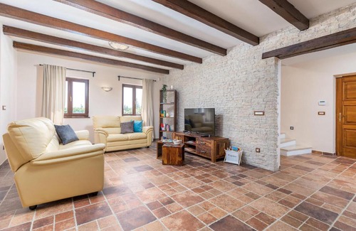 Stokovci House | Four-Bedroom Holiday home Bijazici with an Outdoor Swimming Pool 08