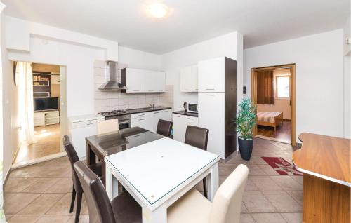 Slatine House | Four-Bedroom Holiday Home In Slatine