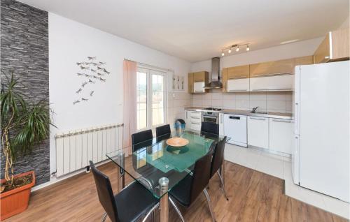 Slatine House | Four-Bedroom Holiday Home In Slatine