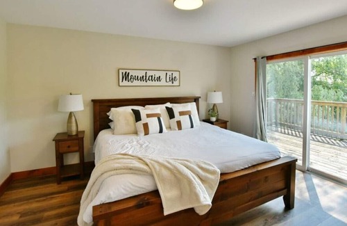 Craigleith Ski Chalet | Four-Season Luxury 8 BR Chalet w/Hot Tub & BBQ at The Blue Mountains